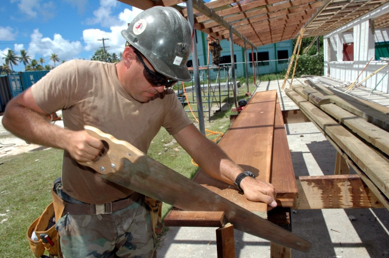 ebeniste-GRASSE-min_worker_construction_building_carpenter_male_job_build_helmet-893290